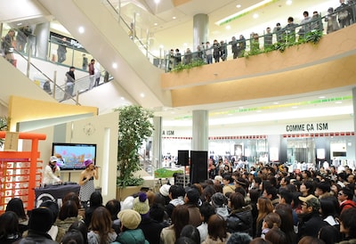 女子中高生を中心に人気を集めるMAY'S。ライブ会場には制服姿も多数見受けられた。