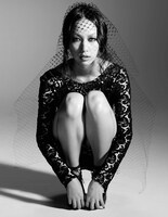 モードな衣装でしゃがみこむ中島美嘉。