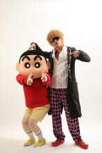 2008年の劇場版では初代DJ OZMAが主題歌を担当。「ラッキーでハッピーな男達の歌を歌おう」というテーマのもと、新曲「人気者で行こう！」を書き下ろした。