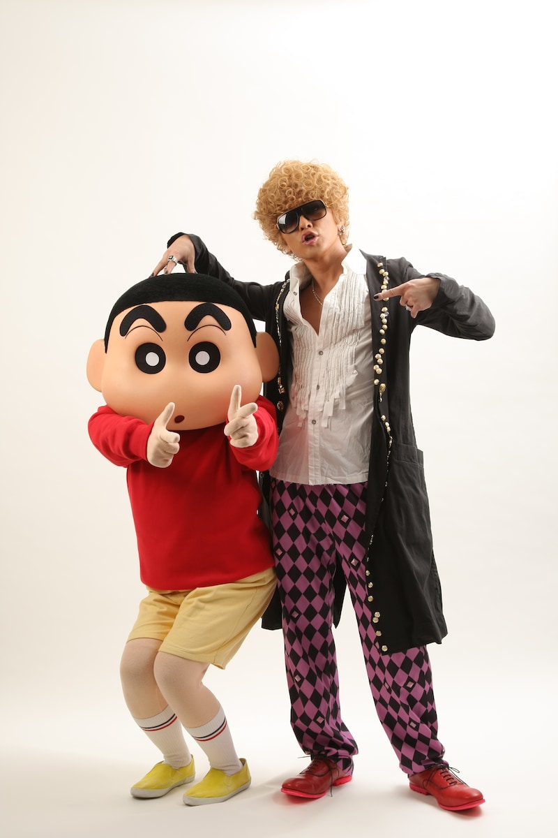 2008年の劇場版では初代DJ OZMAが主題歌を担当。「ラッキーでハッピーな男達の歌を歌おう」というテーマのもと、新曲「人気者で行こう！」を書き下ろした。