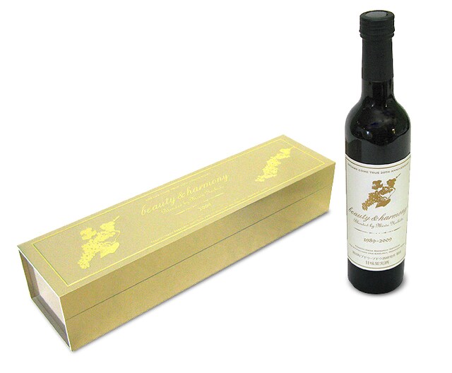 写真は吉田美和がブレンドしたデザートワイン「beauty & harmony」。20周年記念にふさわしいシンプルかつ豪華なラベルとパッケージにも注目だ。