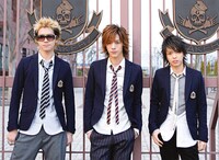 卒業をテーマにした内容にあわせ、ブレザースタイルの衣装でキメたBREAKERZの3人。