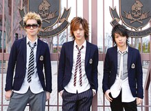 最新シングル「GRAND FINALE」のPVでは、制服姿のBREAKERZが校庭での演奏シーンを披露している。