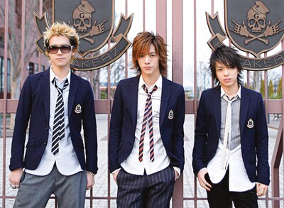 最新シングル「GRAND FINALE」のPVでは、制服姿のBREAKERZが校庭での演奏シーンを披露している。