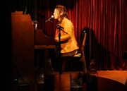 ピアノバーで弾き語りを披露する福原美穂。