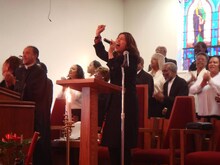 ゴスペル隊のコーラスをバックに歌う福原美穂。パワフルなパフォーマンスで教会に集まっていたオーディエンスを魅了した。