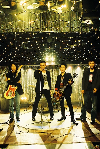 パンクバンド・逆鱗はSEX PISTOLSがデビューする1年前の1975年に「FISH STORY」を発表したという設定。