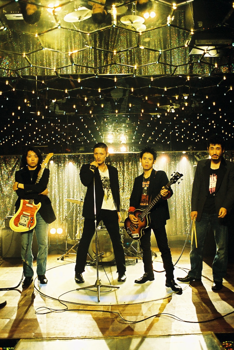 パンクバンド・逆鱗はSEX PISTOLSがデビューする1年前の1975年に「FISH STORY」を発表したという設定。