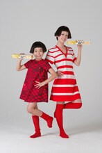 現在クレハ「クレラップ」CMに出演中のカエラ（写真右）。これを記念して、カエラのアルバム、DVDなど対象7商品を購入するとオリジナルクレラップ「カエラップ」がプレゼントされるキャンペーンを実施中。キャンペーン実施店など詳細はレーベルオフィシャルサイトでチェックしよう。