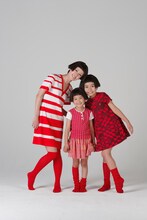 左から木村カエラ、クルミ役の紺野萌花、クルリ役の工藤あかり。