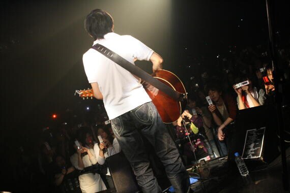 写真は1月23日のライブの様子。ファンは「愛なるは」を聴きながら、カメラや携帯で存分に録音・撮影を楽しんだ。