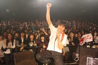 事前に行われた「歌ってほしい曲リクエスト企画」で1位を獲得したのは「リンゴガール」。ライブ序盤で披露された。