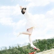 こちらは通常仕様の「みぎ盤」。「ゆきこさん」「エゾシカ・ダンス!!」などのPVに出演している女性がジャケットに初登場。