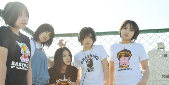 NACK5ではレギュラーラジオ番組「9nineなんです」が放送中。新曲もいち早くオンエアされている。