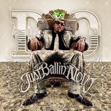 ビジュアルからは想像がつかないハイトーンボイスと、独特すぎるキャラクターから生み出されるフロウでお茶の間までも席巻したD.O。このアルバムで一気にメジャーフィールドに駆け上がるかもしれない（写真は「JUST BALLIN' NOW」ジャケット）。