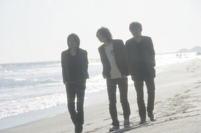 シングル収録曲「トーチ・ライター」は映画「クローズZEROII」の劇中歌。DOESは同映画に俳優として出演することも決定している。