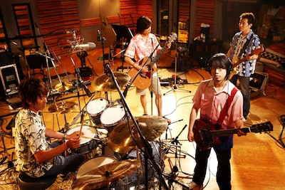 7月19日・20日に主催フェス「NANO-MUGEN FES. 2009」を横浜アリーナで開催するアジカン。同フェス終了直後に韓国へ飛び、パフォーマンスを行うことになる。