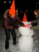 ファンと力を合わせpe'zmoku仕様の雪だるまを作るKadota。