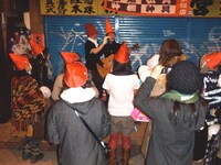 ファンの酒盛りに参加するだけでなく、路上ライブも披露。「北海道でも半袖」を豪語するOhyamaは、Tシャツ姿で現場を訪れた。