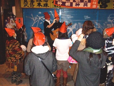 ファンの酒盛りに参加するだけでなく、路上ライブも披露。「北海道でも半袖」を豪語するOhyamaは、Tシャツ姿で現場を訪れた。