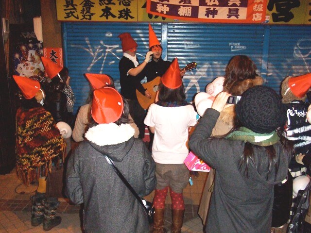 ファンの酒盛りに参加するだけでなく、路上ライブも披露。「北海道でも半袖」を豪語するOhyamaは、Tシャツ姿で現場を訪れた。