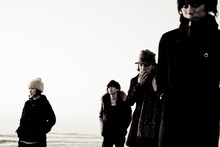 アンダーグラフのオフィシャルブログには「遥かなる道」の歌詞を掲載中。楽曲とあわせてチェックしてみよう。