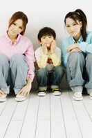 とても小さな詩音くん（写真中央）だが、芸能界では2人の先輩だ。