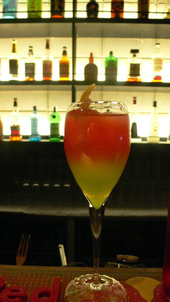 Airaなりのオトナ感が表現されたオリジナルカクテル「サヨナラ Teenage」。販売期間中はAiraもお店に立ち寄ることがあるのだろうか。