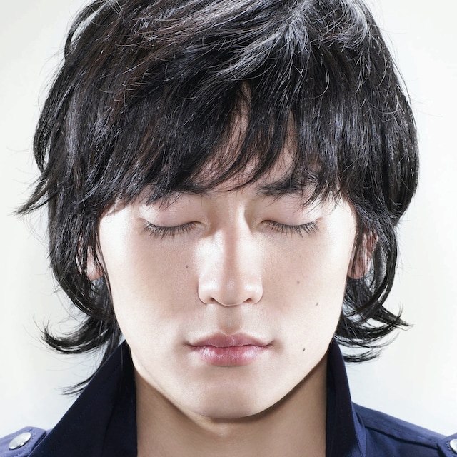 写真は「星に願いを」初回限定盤Aジャケット。ステレオグラム・チェンジングカード仕様となっており、角度によってボーカル山村隆太の表情が変わる。