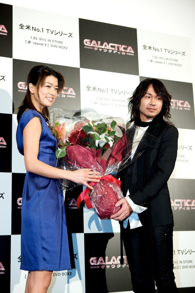 グレイス パーク 写真左 に花束を渡すken Deeper については 素敵な曲が書けたかな 僕的には Deeper は地球の海を想像して書いていたんですが ギャラクティカ を観てこういうの 宇宙 にもあてはまるんだなあと思いました とコメントを寄せている グレイス パーク 写真左 に花束を渡すken Deeper については 素敵な曲が書けたかな 僕的には Deeper は地球の海を想像して書いていたんですが ギャラクティカ を観てこういうの 宇宙 にもあてはまるんだなあと思いました とコメントを寄せている