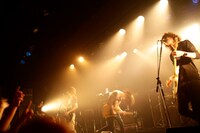 ポップセンスきらめくサウンドで会場を酔わせたlego big morl。MCでは発売されたばかりのアルバムをすかさずアピールした（写真：SUSIE）。