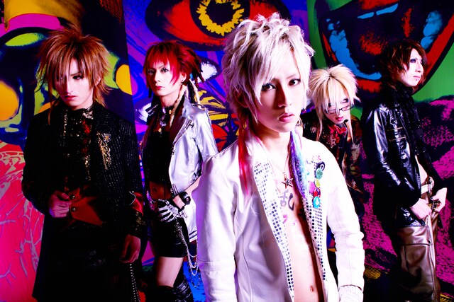 メンバーは颯（Vo）、龍兎（G）、ユ≠キ（G）、リョヲ丞（B）、BAN（Dr）の5人。メンバー全員が個々のブログを持ち、レコーディングの様子や日々のことを綴っている。