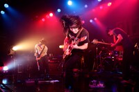 トリプルギターを擁する異色編成インストバンドmudy on the 昨晩。1月14日に2ndミニアルバム「kidnie」からの楽曲を含め6曲を演奏した（写真：SUSIE）。