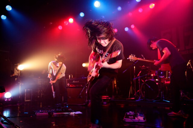 トリプルギターを擁する異色編成インストバンドmudy on the 昨晩。1月14日に2ndミニアルバム「kidnie」からの楽曲を含め6曲を演奏した（写真：SUSIE）。