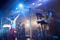 the telephonesはおなじみのアフロのかつらをかぶって登場。MCではツアーを一緒に回った3組に何度も感謝を述べ、スペースシャワーTVに対し「こんなへんてこなバンドを取り上げてくれてありがとう」と口にした（写真：SUSIE）。