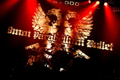 ライブDVD「act I」はトータルタイム200分超、50曲以上を収録した超大作。日比谷野外大音楽堂およびZepp Tokyoにて行われたワンマンライブのほか、全国ツアー「VAMPIRE EMPIRE TOUR 08/09」の模様が収められる。