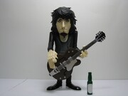 酒好きの彼には欠かせない、某オランダビールを模したと思しきビールも付属。なお、フィギュア本体は高さ16cmと机上に置くにはぴったりなサイズとなっている。