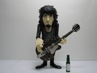 酒好きの彼には欠かせない、某オランダビールを模したと思しきビールも付属。なお、フィギュア本体は高さ16cmと机上に置くにはぴったりなサイズとなっている。