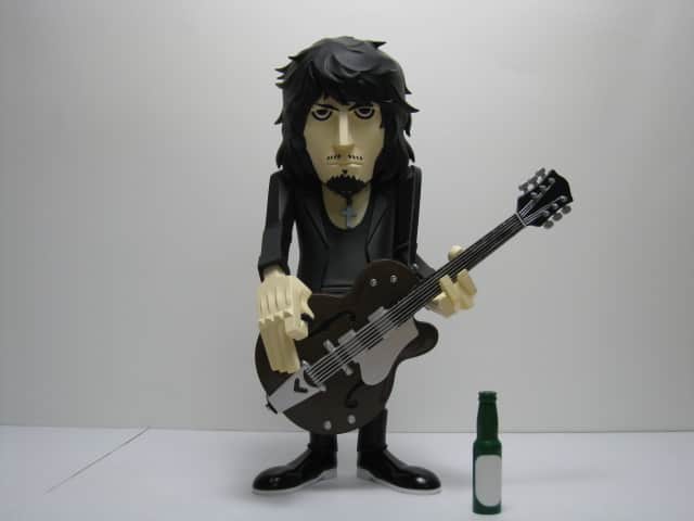 チバユウスケが16cmに！ギター抱えてフィギュアで登場 - 音楽ナタリー