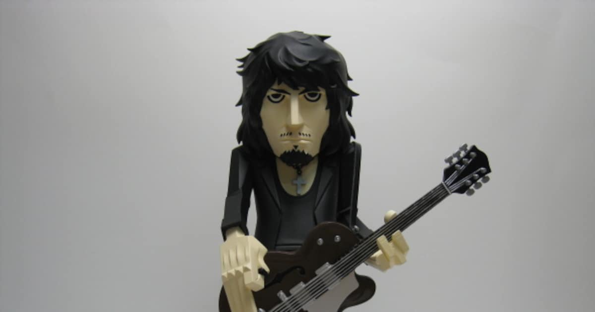 チバユウスケが16cmに！ギター抱えてフィギュアで登場 - 音楽ナタリー