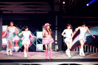 里田まい（中央）はガッタスの仲間と一緒に、カントリー娘。のナンバーを歌い踊った。