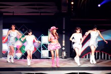 里田まい（中央）はガッタスの仲間と一緒に、カントリー娘。のナンバーを歌い踊った。