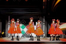 左から紺野あさ美、石川梨華、飯田圭織、矢口真里、柴田あゆみ（メロン記念日）、新垣里沙（モーニング娘。）。さながら“タンポポ・オールスターズ”といったメンツで、名曲「たんぽぽ」が歌われた。