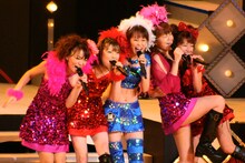 写真は左から保田圭、小川麻琴、高橋愛、中澤裕子、辻希美。5人は同時期にモーニング娘。に所属しておらず、このような組み合わせによるステージを楽しめたのもハロプロコンサートの魅力だった。