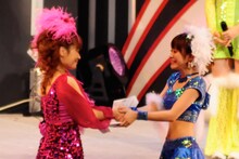 送辞／答辞を読み終え、互いに交換し握手する中澤裕子（左）と高橋愛（右）。ふたりの目には涙が浮かんでいた。