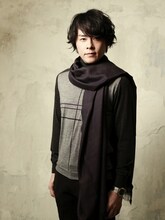 上品なルックスと高貴なファッションがファンの心を魅了する、河村隆一の最新アーティスト写真。