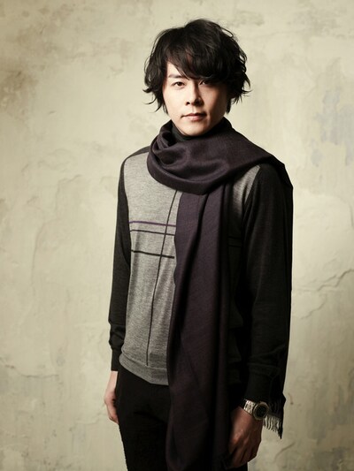 上品なルックスと高貴なファッションがファンの心を魅了する、河村隆一の最新アーティスト写真。