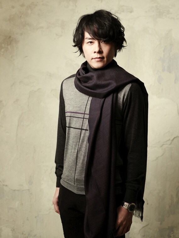 上品なルックスと高貴なファッションがファンの心を魅了する、河村隆一の最新アーティスト写真。