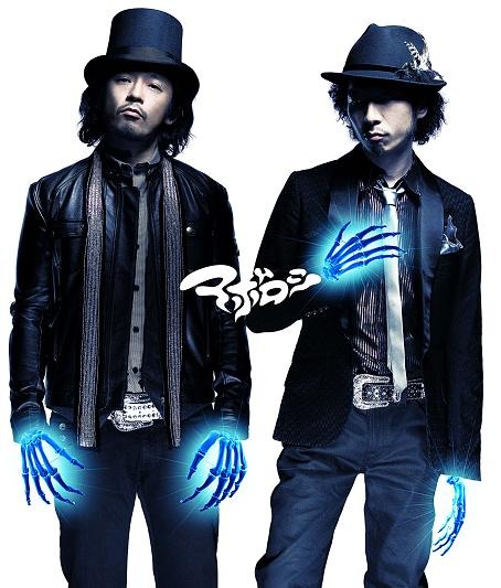 ジャケット写真は両手が青い炎に包まれて骨だけになってしまったようなデザイン。熱そうだ。