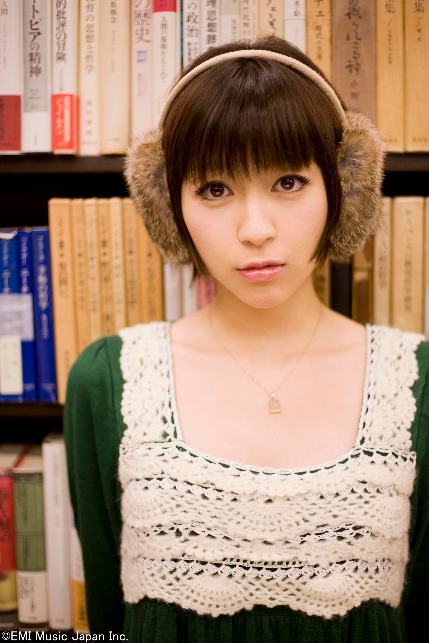 1月19日に26歳の誕生日を迎えた宇多田ヒカル。2月1日に更新された「Message from Hikki」には、アニメ「キテレツ大百科」に登場するベンゾーさん仕様の眼鏡をかけた彼女のセルフショットおよびファンへの感謝を綴ったコメントがアップされている。